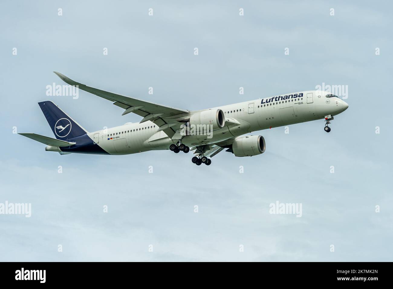 Lufthansa Airbus A350-941 sulla strada finale per l'aeroporto Changi di Singapore Foto Stock