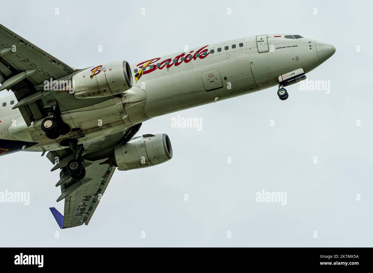 Batik Boeing 737-8 MAX all'arrivo all'aeroporto di Singapore Changi Foto Stock