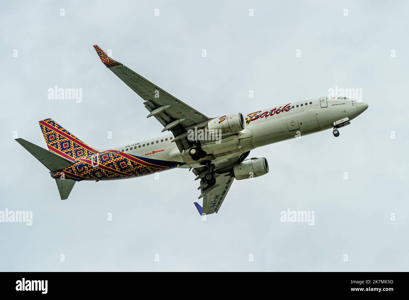 Batik Boeing 737-8 MAX all'arrivo all'aeroporto di Singapore Changi Foto Stock