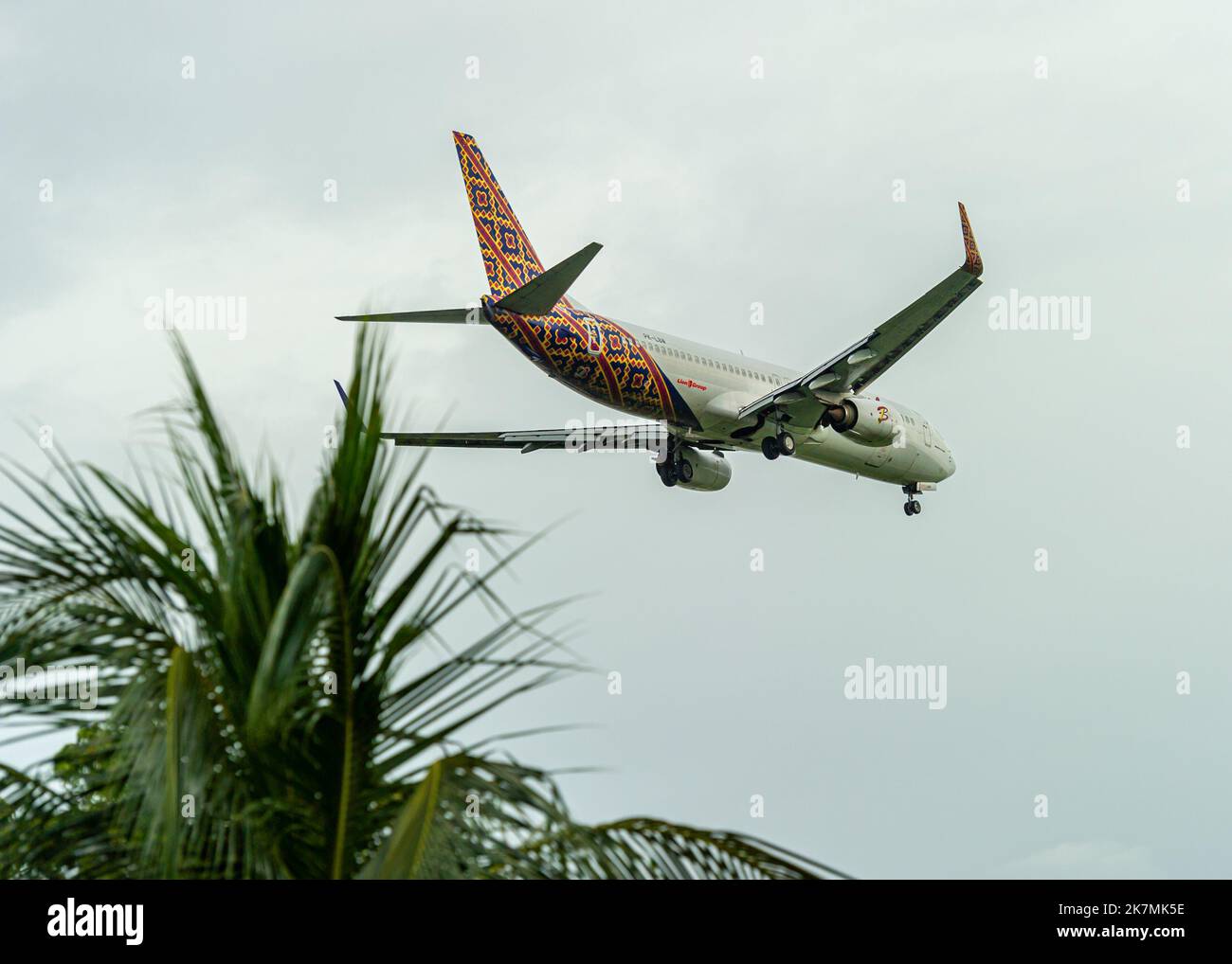 Batik Boeing 737-8 MAX all'arrivo all'aeroporto di Singapore Changi Foto Stock