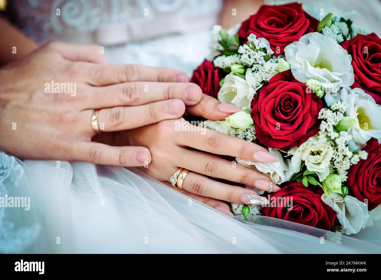 La sposa tiene un bouquet di nozze dalle rose nelle sue mani, fiori di giorno di nozze. Bel bouquet di fiori bohémien matrimonio. Ragazza in un abito con un bouq Foto Stock