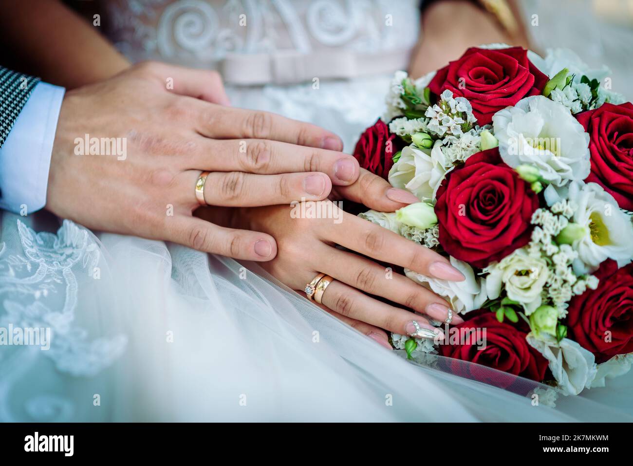 La sposa tiene un bouquet di nozze dalle rose nelle sue mani, fiori di giorno di nozze. Bel bouquet di fiori bohémien matrimonio. Ragazza in un abito con un bouq Foto Stock