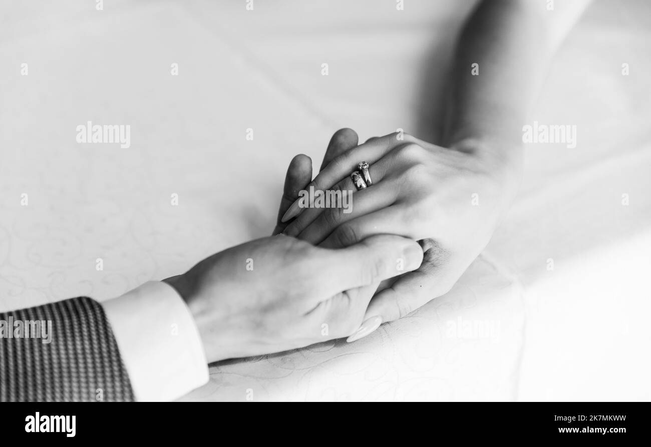 Immagine dell'uomo e della donna con anello di nozze.giovane coppia sposata che tiene le mani, giorno di cerimonia nuziale. Le mani della coppia di sposi di recente con gli anelli di nozze. Foto Stock