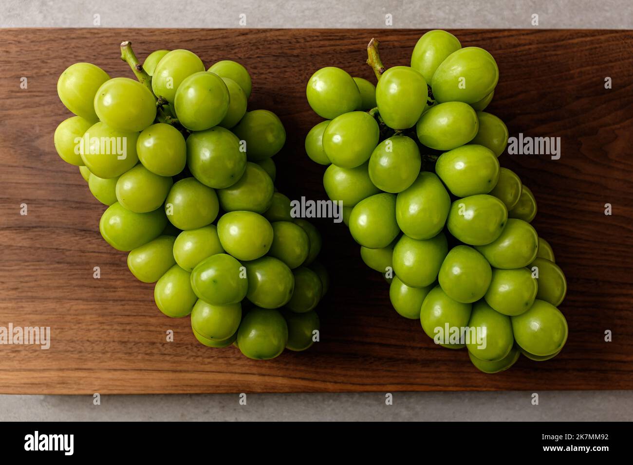 varietà di uva verde. frutta dolce rotonda. FooaA varietà di uva verde dolce, Shine MuscataA varietà di uva verde dolce, Shine Muscat Foto Stock