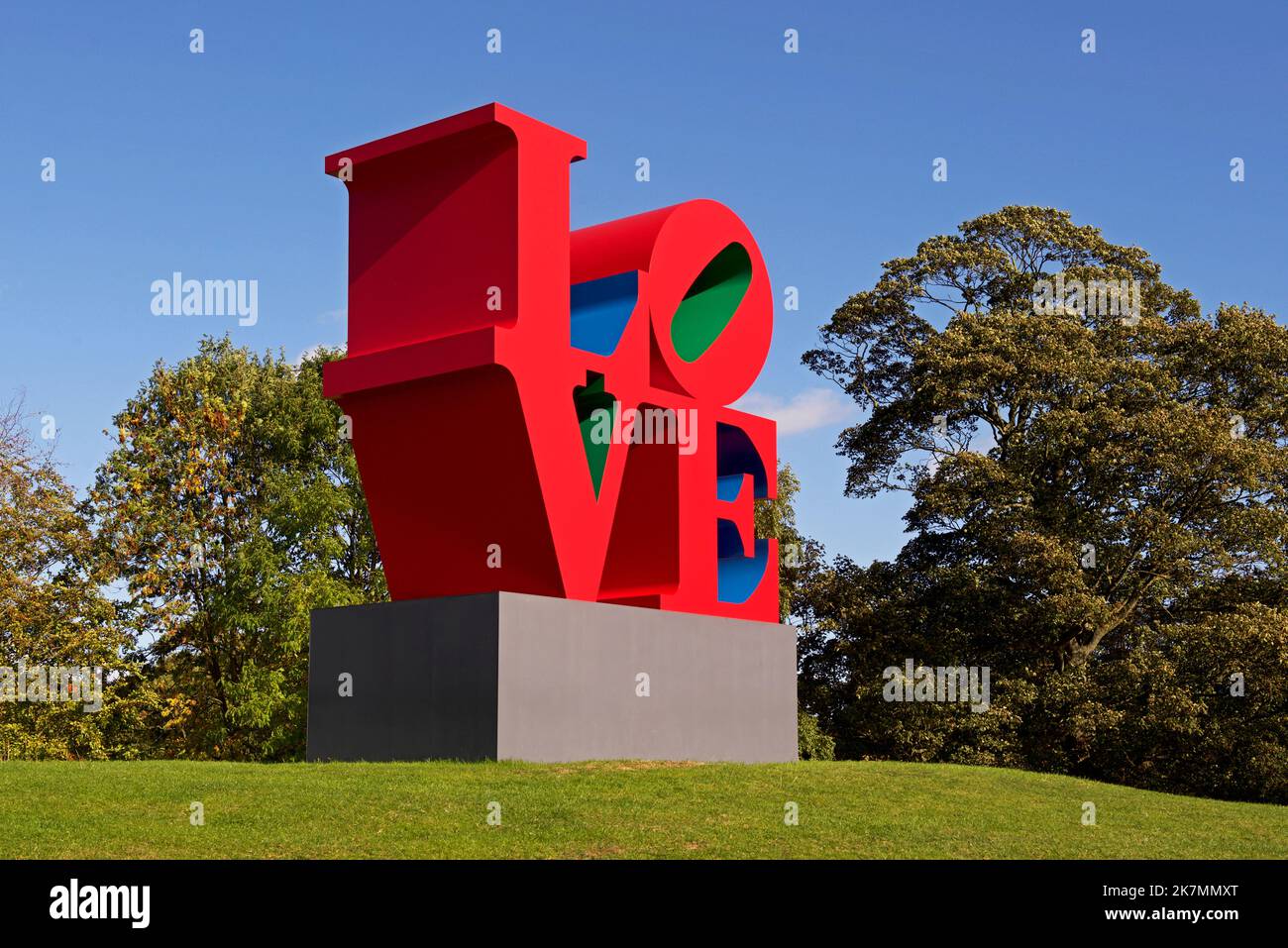 Love Sculpture, dell'artista Robert Indiana, in mostra al Wakefield Sculpture Park, West Bretton, vicino a Wakefield, West Yorkshire, Inghilterra UK Foto Stock