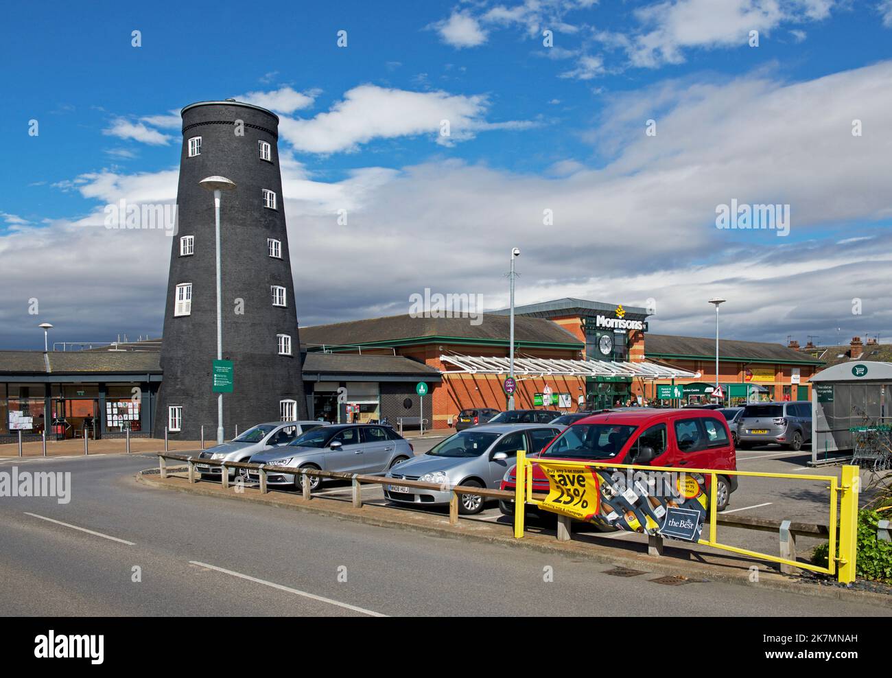 Morrisons supermercato, incorporante il mulino a vento, in Goole, East Yorkshire, Inghilterra, Regno Unito Foto Stock