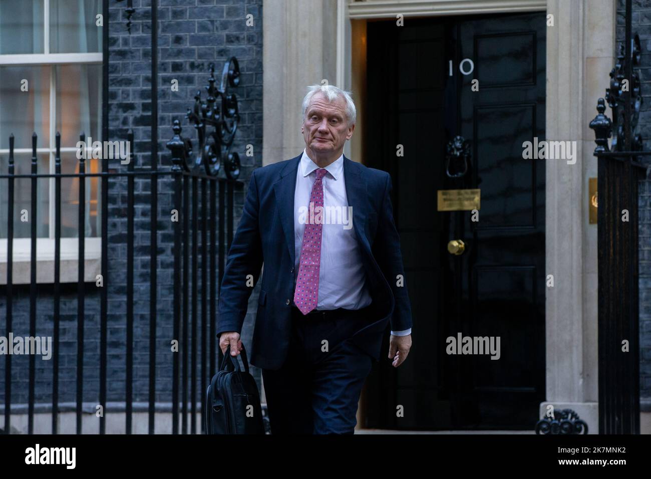 Londra, Inghilterra, Regno Unito. 18th Ott 2022. Ministro per il clima GRAHAM STUART è visto fuori 10 Downing Street come gabinetto si incontrano. (Credit Image: © Tayfun Salci/ZUMA Press Wire) Credit: ZUMA Press, Inc./Alamy Live News Foto Stock