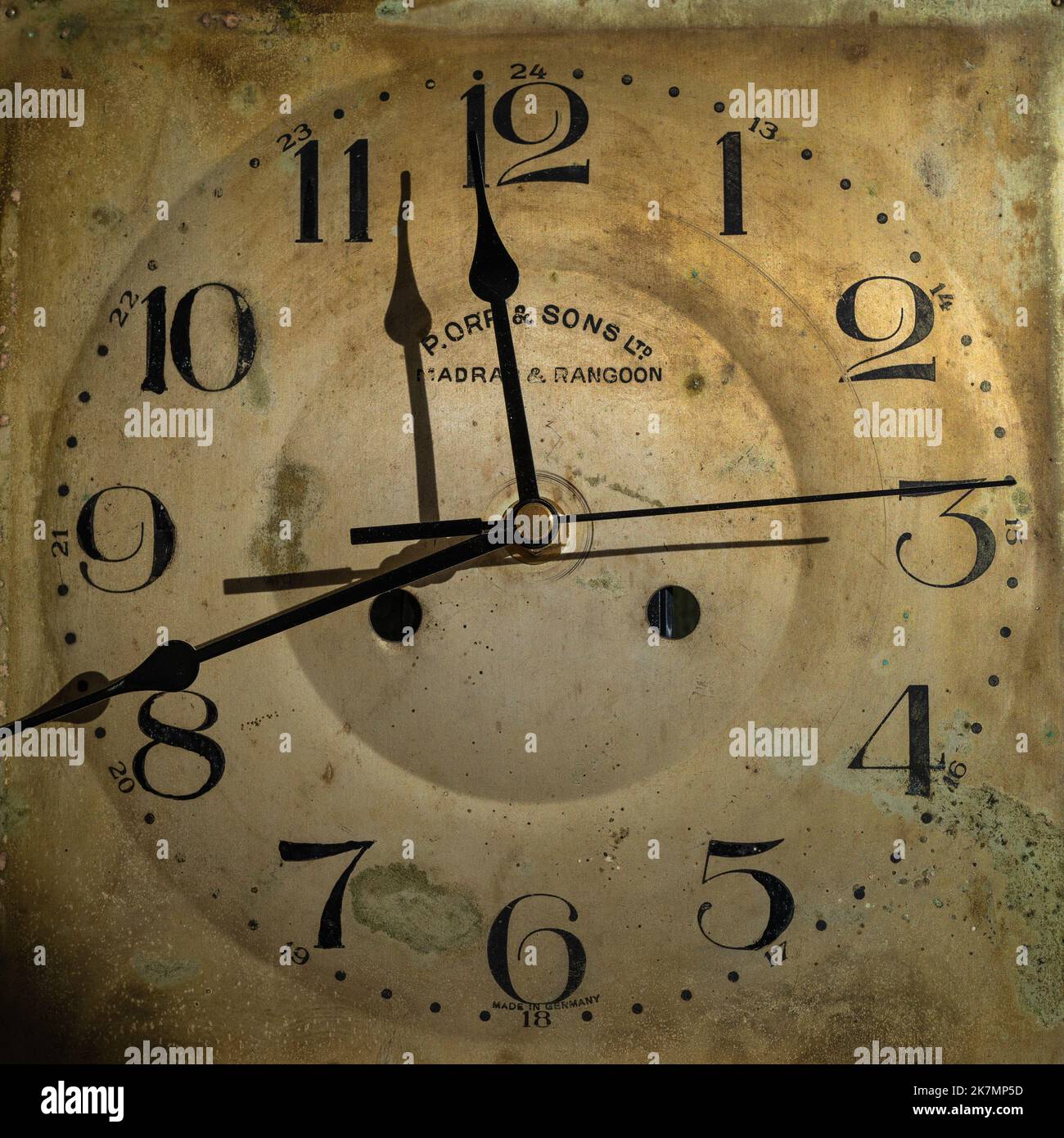 Primo piano fotografia di un antico orologio stagionato circa il Raj britannico in India, con l'iscrizione 'P.Orr and Sons Ltd. Madras e Rangoon' Foto Stock