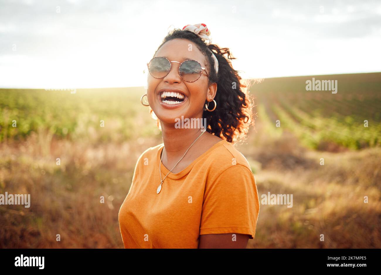 Felice, fattoria e donna nera in vacanza nella campagna della Colombia per l'avventura, la pace e la calma in estate. Ritratto facciale di ragazza africana con Foto Stock
