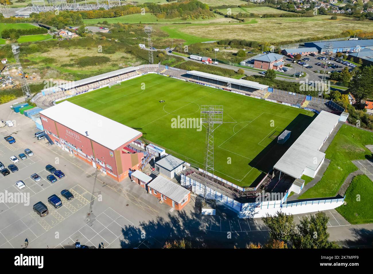 Weymouth, Dorset, Regno Unito. 18th ottobre 2022. Vista generale dall'aria dello stadio Bob Lucas a Weymouth in Dorset, sede della squadra di calcio Weymouth Football Club. Weymouth è stata disegnata in casa con l'EFL League 2 club AFC Wimbledon nel 1st Round della Emirates fa Cup. L'ultima volta hanno raggiunto il primo turno 15 anni fa. Attualmente la squadra gioca nella National League South. Picture Credit: Graham Hunt/Alamy Live News Foto Stock