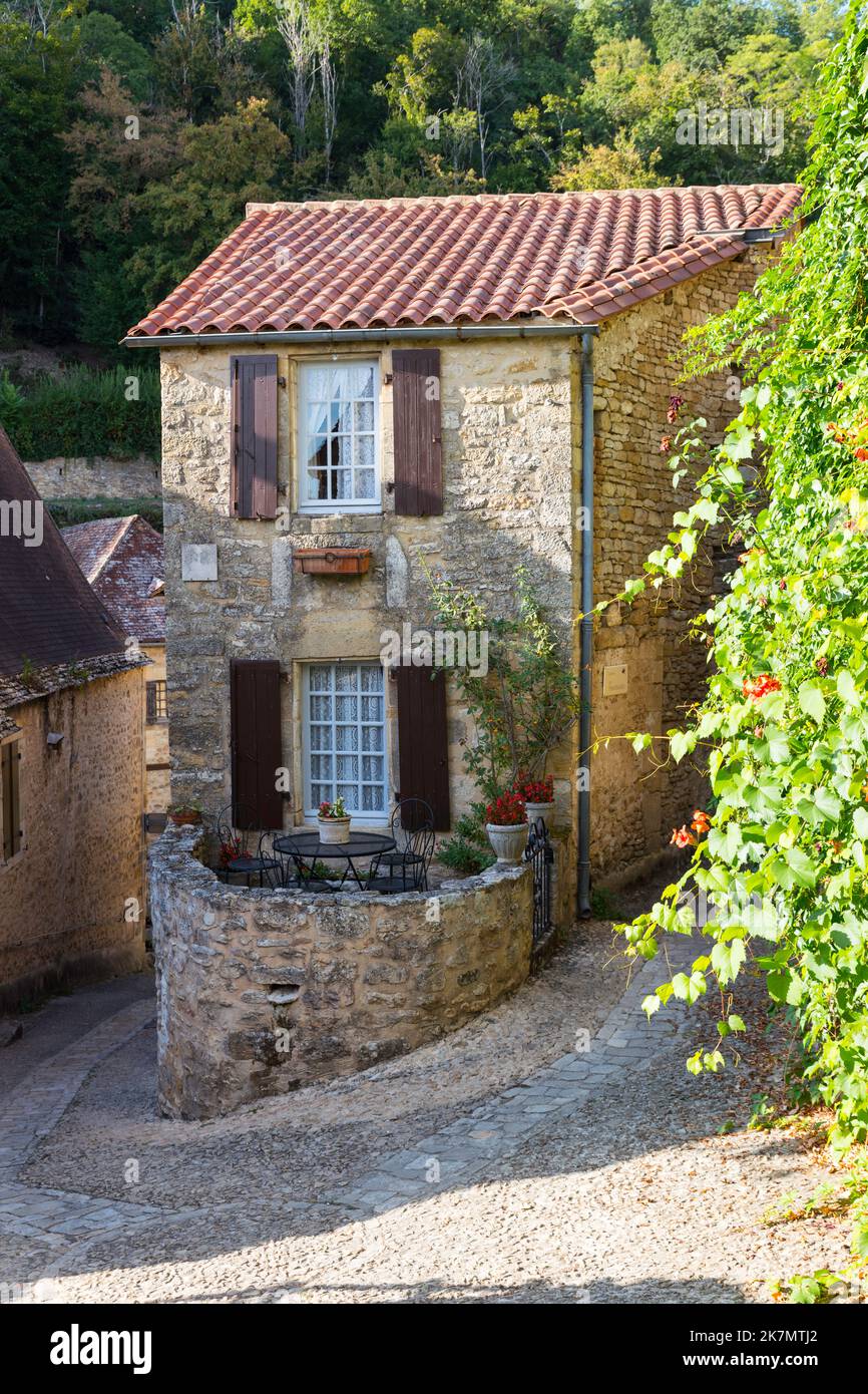 Casa di pietra calcarea con un piccolo patio con terrazza in Francia Foto Stock