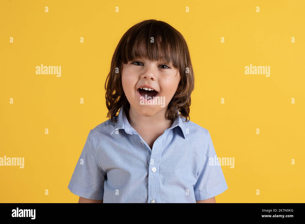 Ragazzo con l'arancia in bocca immagini e fotografie stock ad alta  risoluzione - Alamy