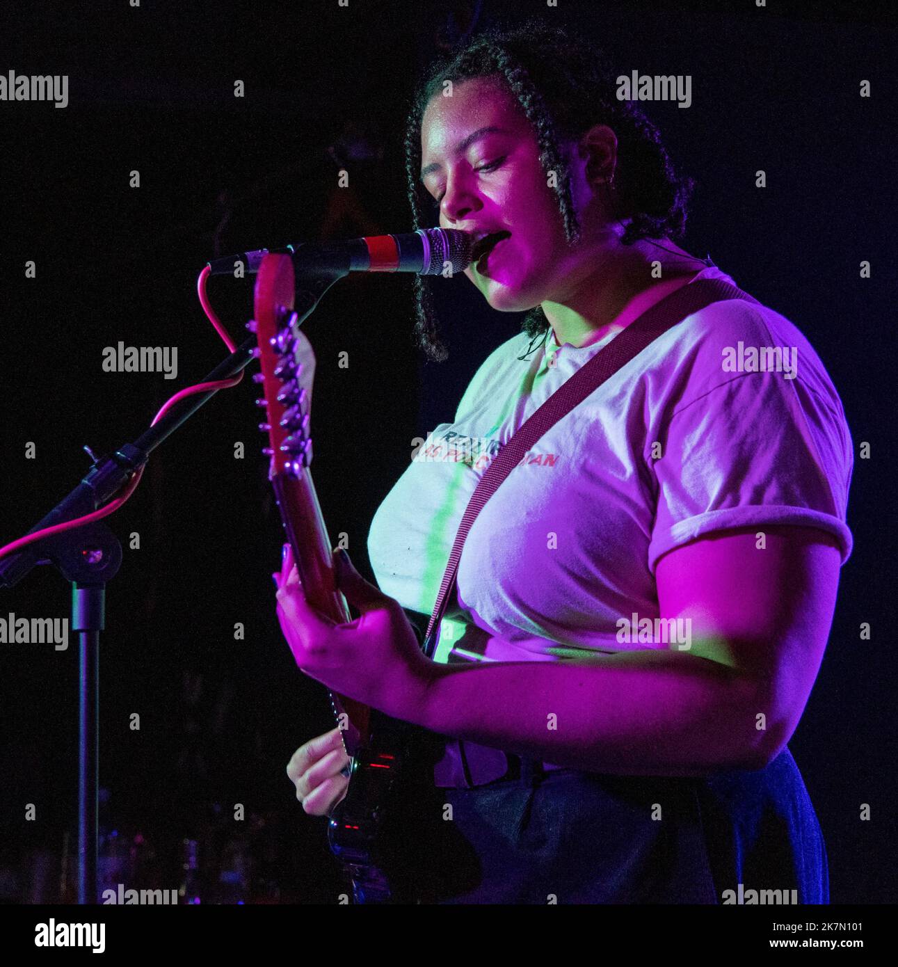 Joni Samuels di Fraulein suonando all'Hunter Club, Bury St Edmunds, 10th dicembre 2022 Foto Stock