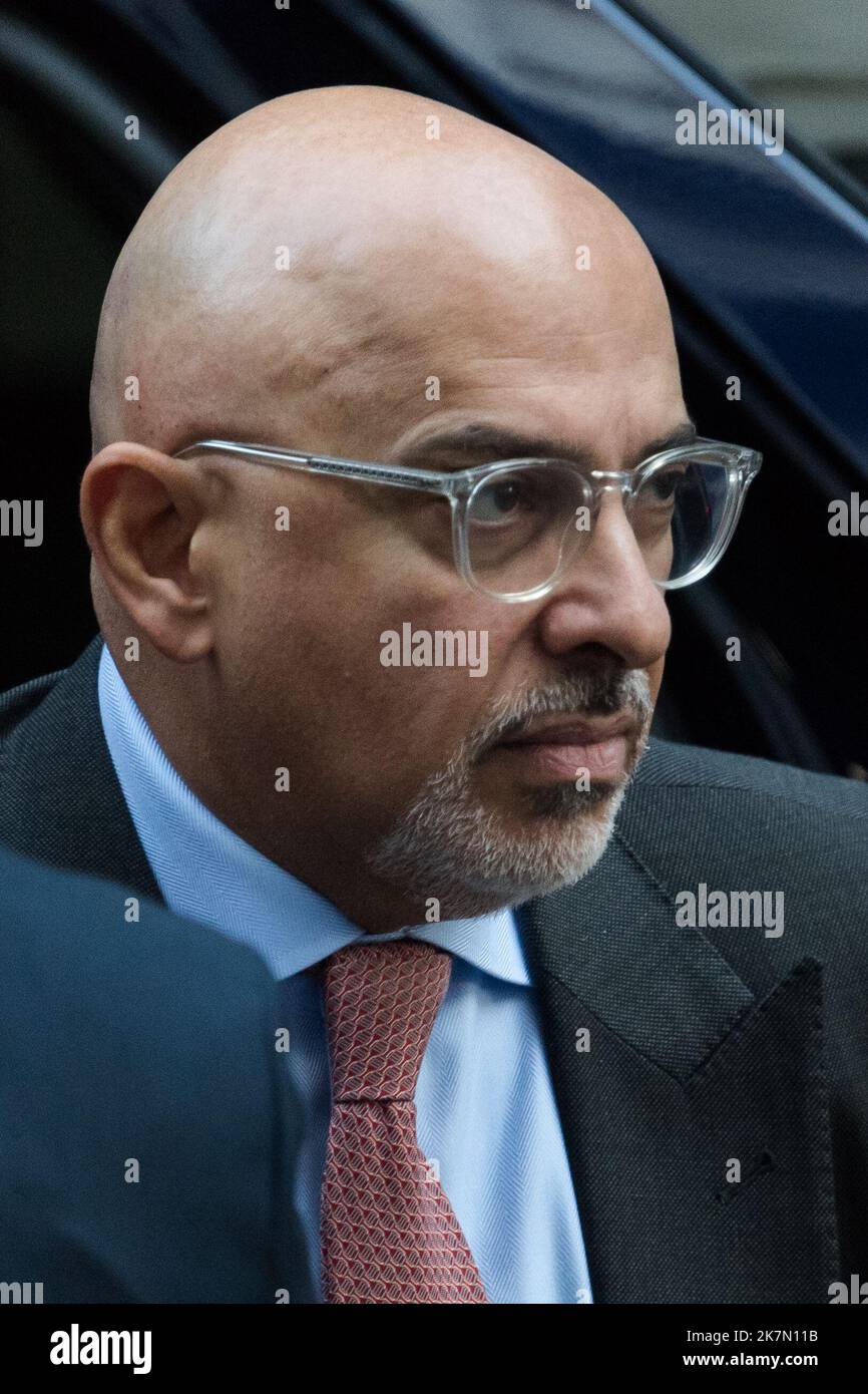 Londra, Regno Unito. 18th ottobre 2022. Il Cancelliere del Ducato di Lancaster, il Ministro delle Relazioni intergovernative e il Ministro delle pari Nadhim Zahawi arriva a Downing Street per partecipare alla riunione settimanale del gabinetto presieduta dal primo Ministro Liz Truss. Credit: Wiktor Szymanowicz/Alamy Live News Foto Stock