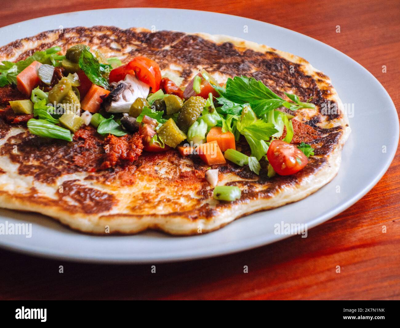 Pancake vegetariano con feta e verdure Foto Stock