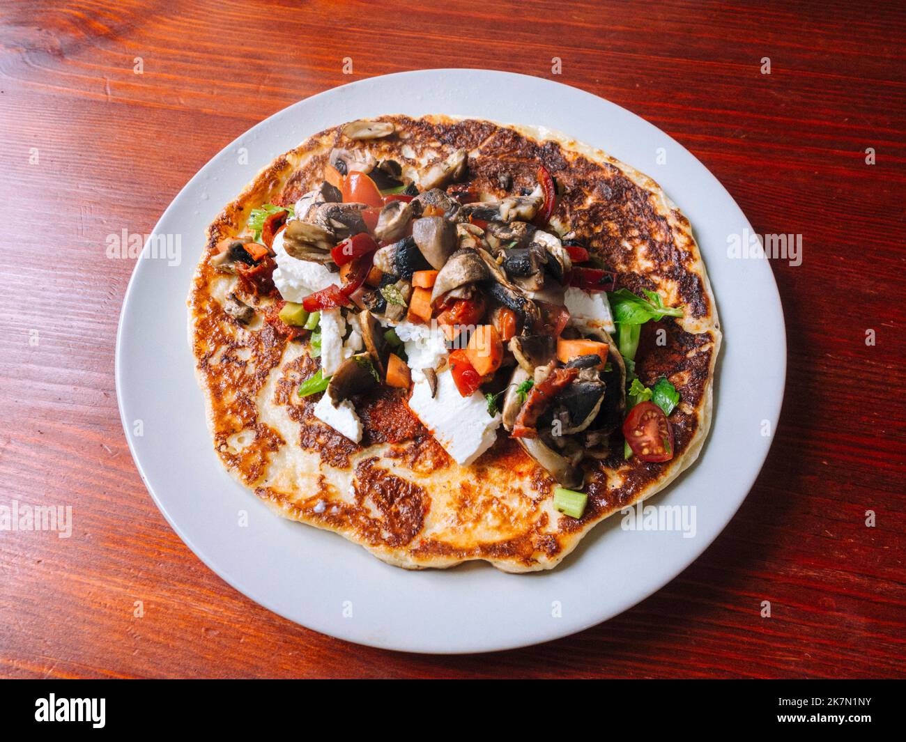 Pancake vegetariano con feta e verdure Foto Stock