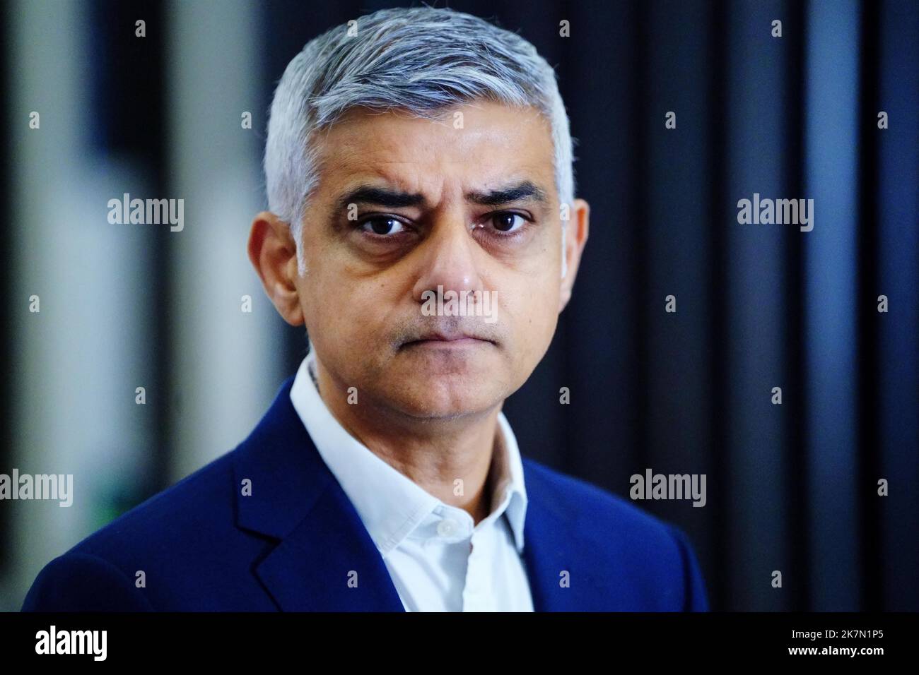 Il sindaco di Londra Sadiq Khan durante un tour della stazione della linea di Bond Street Elizabeth nel centro di Londra, che aprirà il 24 ottobre dopo diversi ritardi. Data immagine: Martedì 18 ottobre 2022. Foto Stock