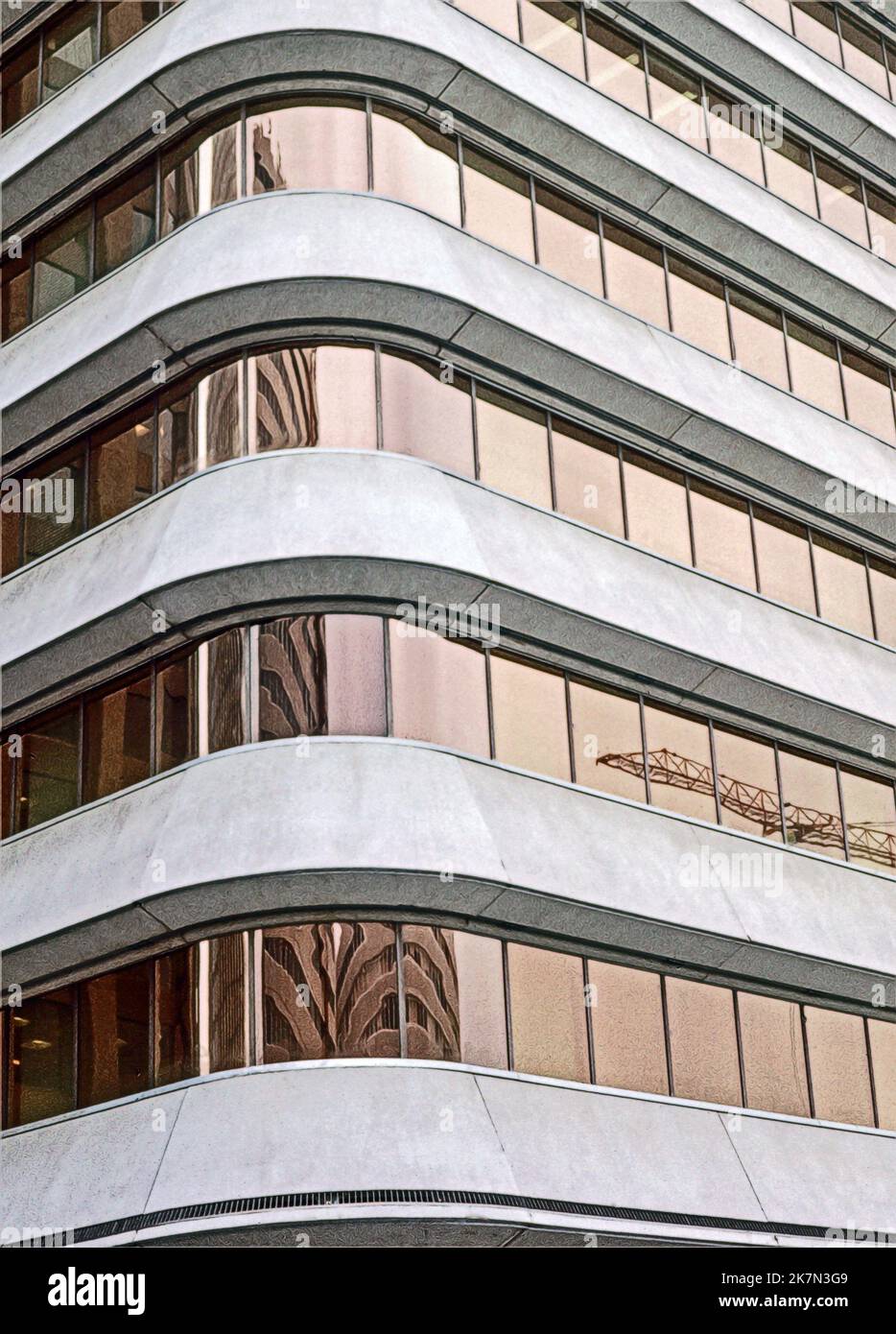 Foto illustrazione  Chiudi uno di alto edificio a la Defense, Parigi. Un riflesso di una vicina gru suggerisce i primi giorni nel quartiere commerciale. Foto Stock