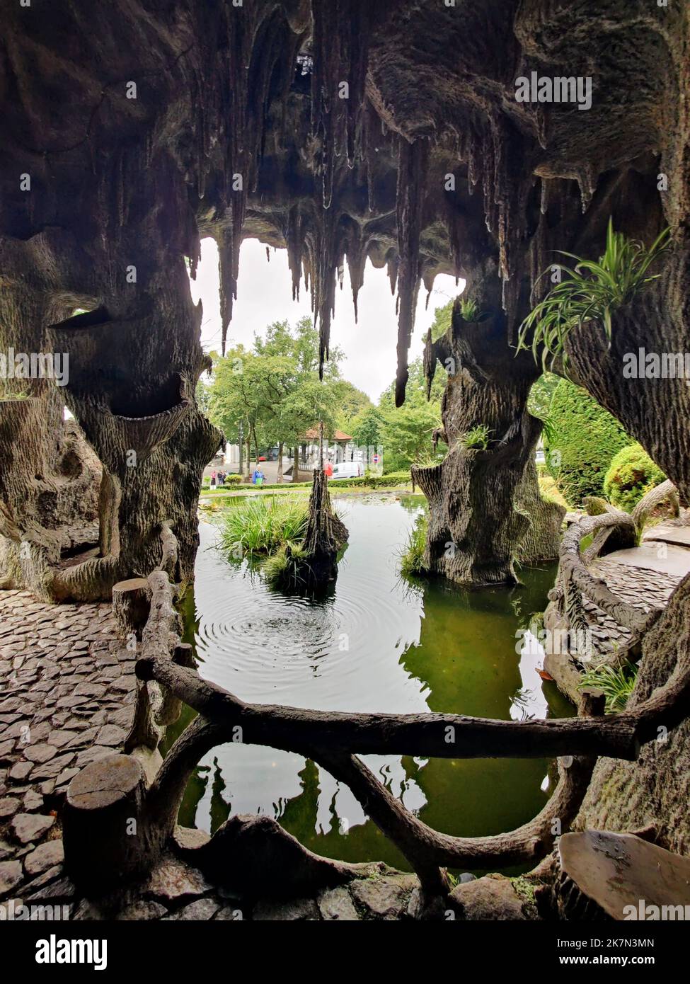 La grotta artificiale e il lago al parco di Bom Jesus do Monte, Braga, Portogallo Foto Stock