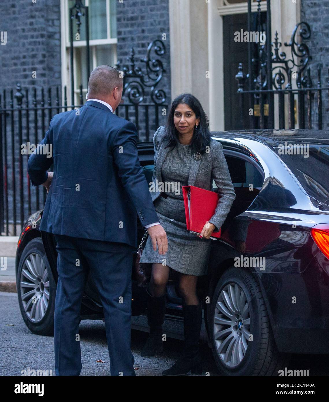 Londra, Inghilterra, Regno Unito. 18th Ott 2022. Segretario di Stato per il Dipartimento di Casa SUELLA BRAVERMAN è visto fuori 10 Downing Street come gabinetto si incontrano. (Credit Image: © Tayfun Salci/ZUMA Press Wire) Credit: ZUMA Press, Inc./Alamy Live News Foto Stock