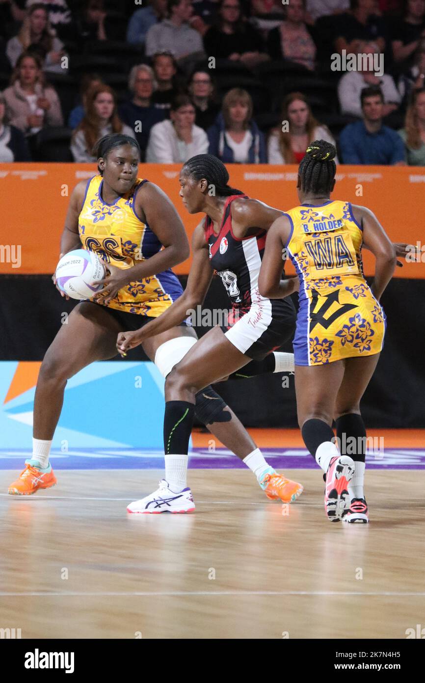 Shonica WHARTON delle Barbados nel netball femminile tra Barbados e Trinidad & Tobago ai giochi del Commonwealth del 2022 nel NEC, Birmingham. Foto Stock