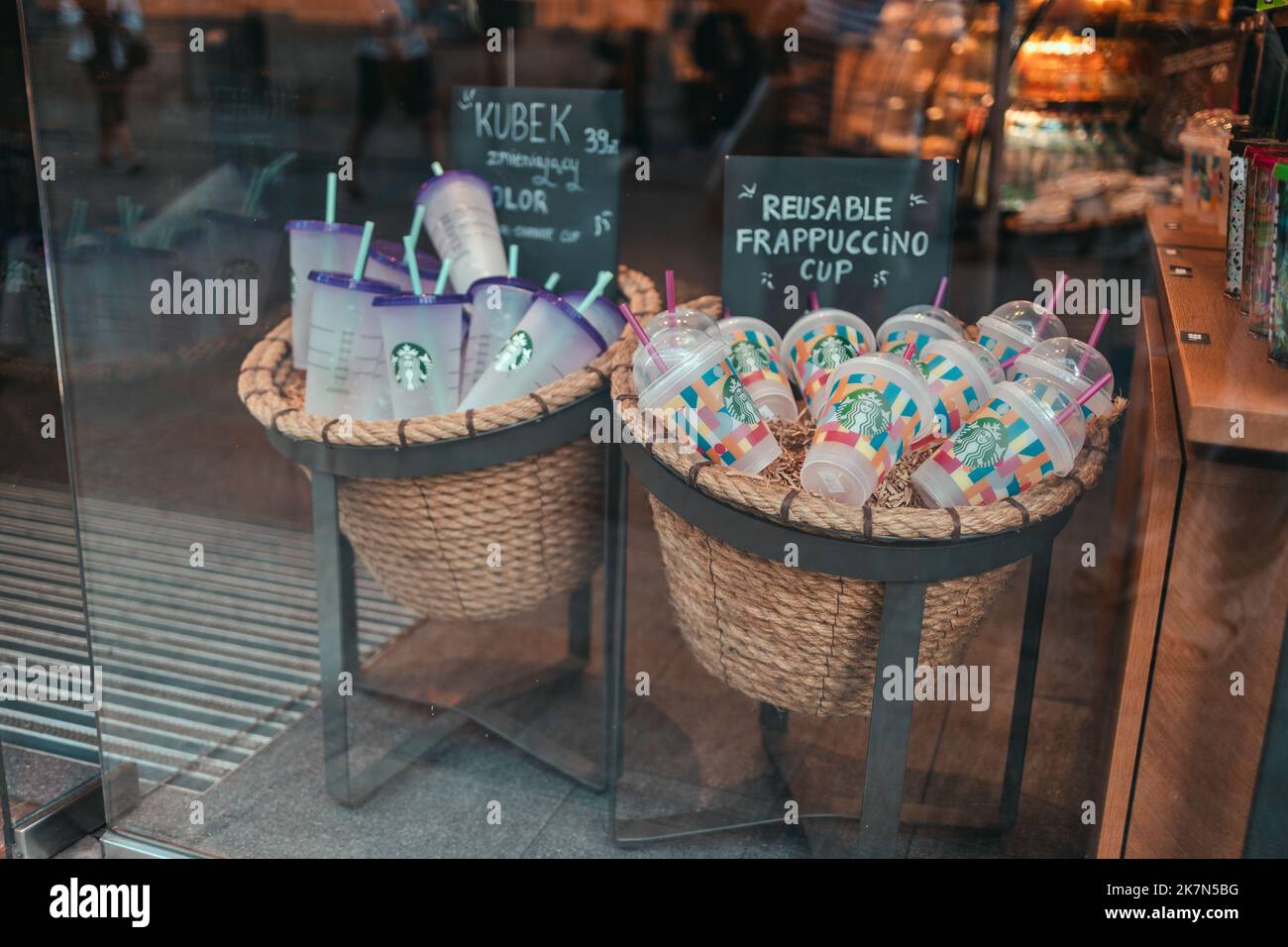 Cracovia, Polonia - 25 Agosto, 2022: Caffè Starbucks riutilizzabile in vendita in caffetteria a Cracovia, Polonia. La gente che usa la loro propria tazza ottiene lo sconto per Foto Stock