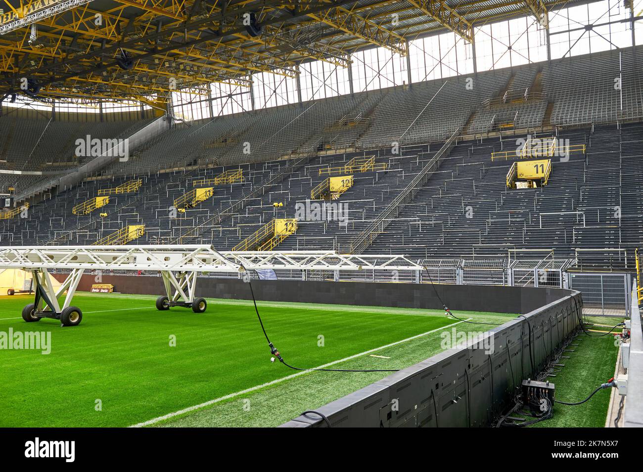 Attrezzature per la cura dell'erba al Signal Iduna Arena - il parco giochi ufficiale del FC Borussia Dortmund Foto Stock