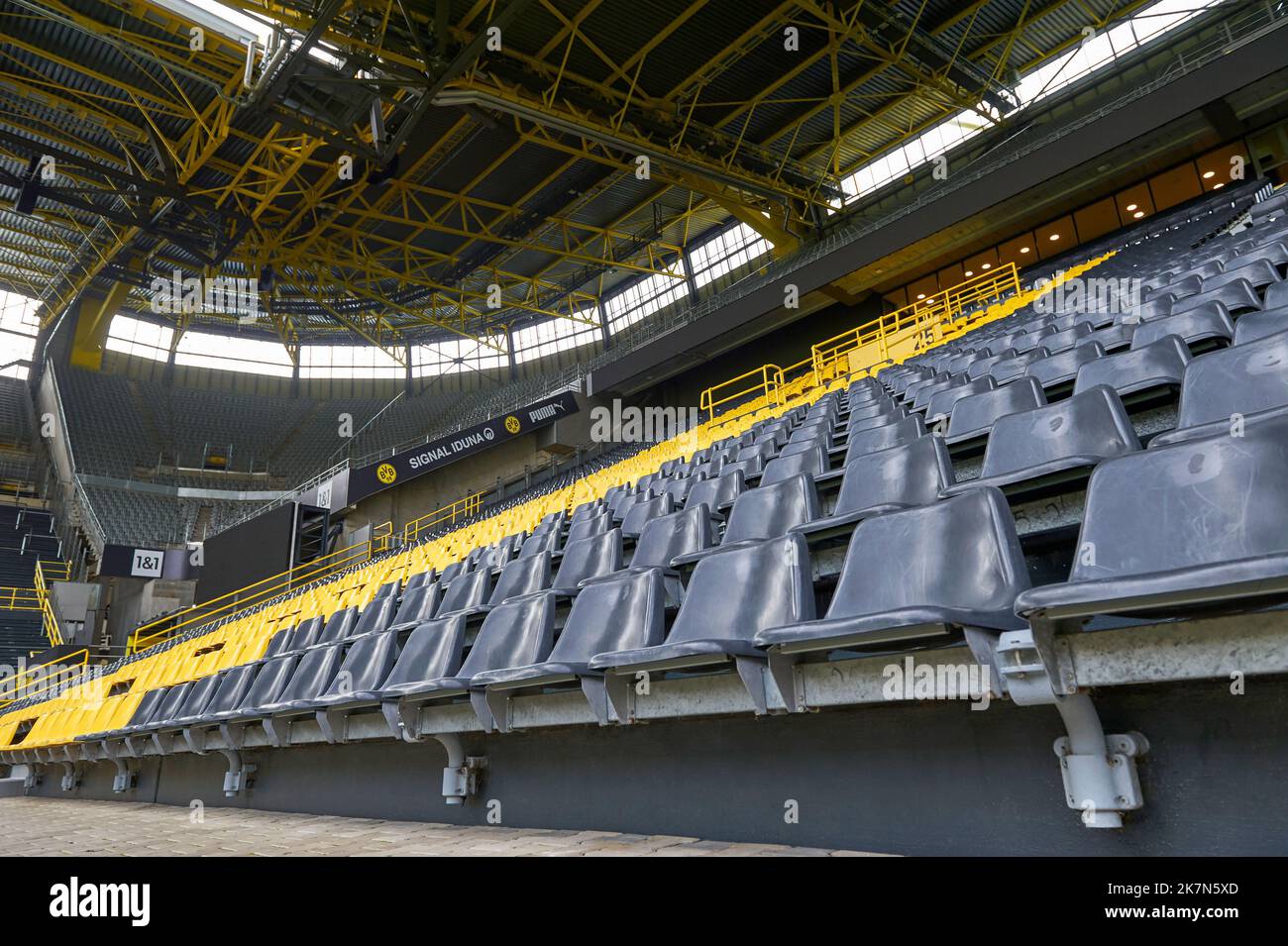 Ai tribunali di Signal Iduna Arena - il parco giochi ufficiale del FC Borussia Dortmund Foto Stock