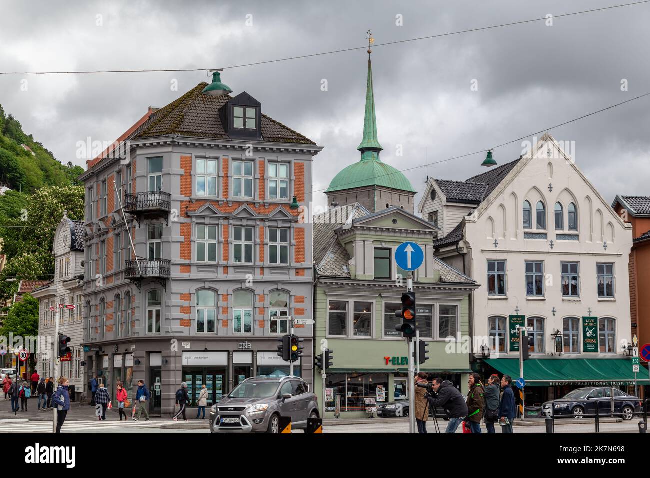 Edifici storici del 19th ° secolo facciata nel centro della città pieno di traffico e persone a Bergen, Norvegia Foto Stock