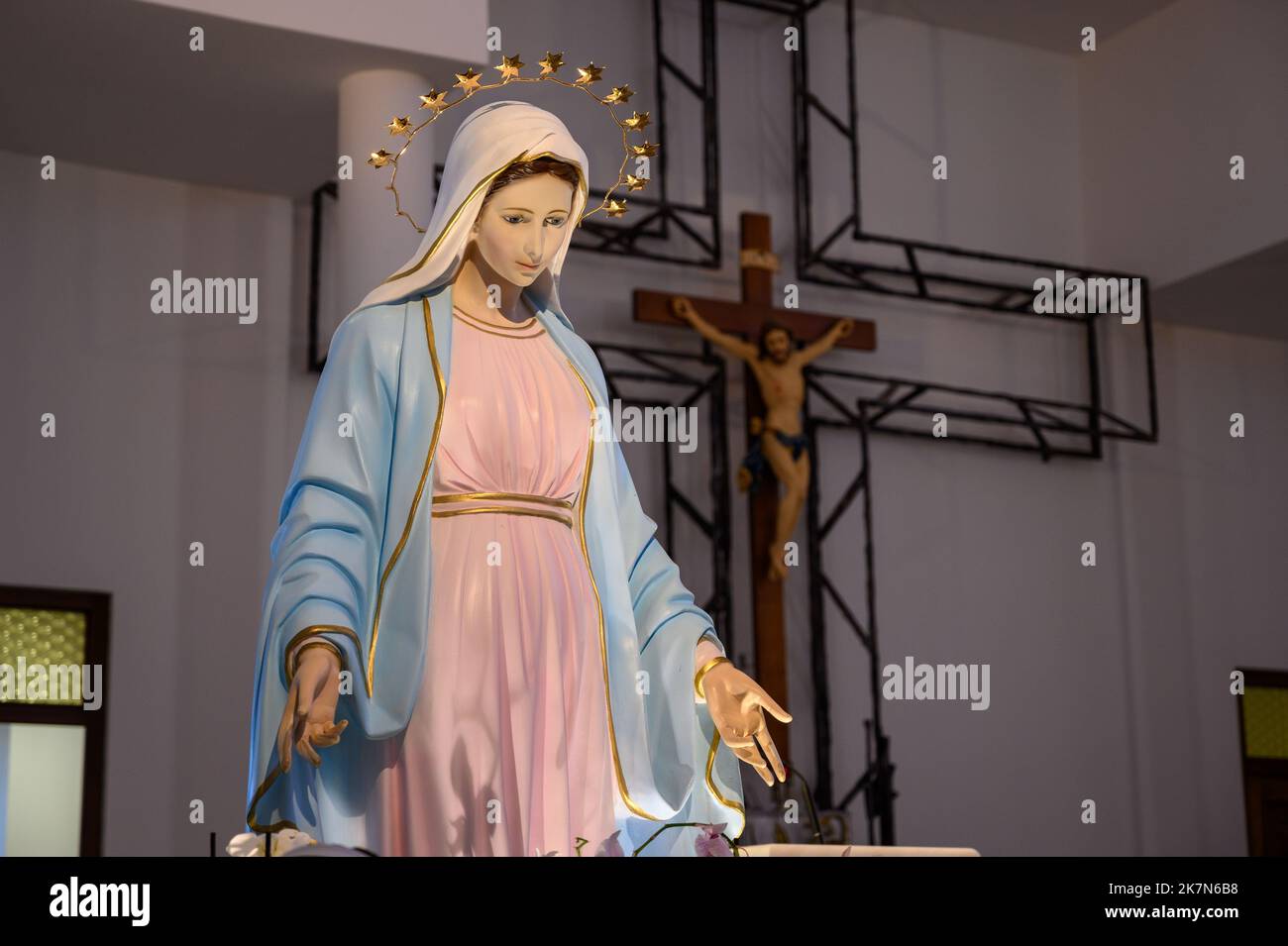 Statua della Vergine Maria nella Chiesa Cattolica Romana di Sant'Elia a Tialjina, Bosnia-Erzegovina. Foto Stock