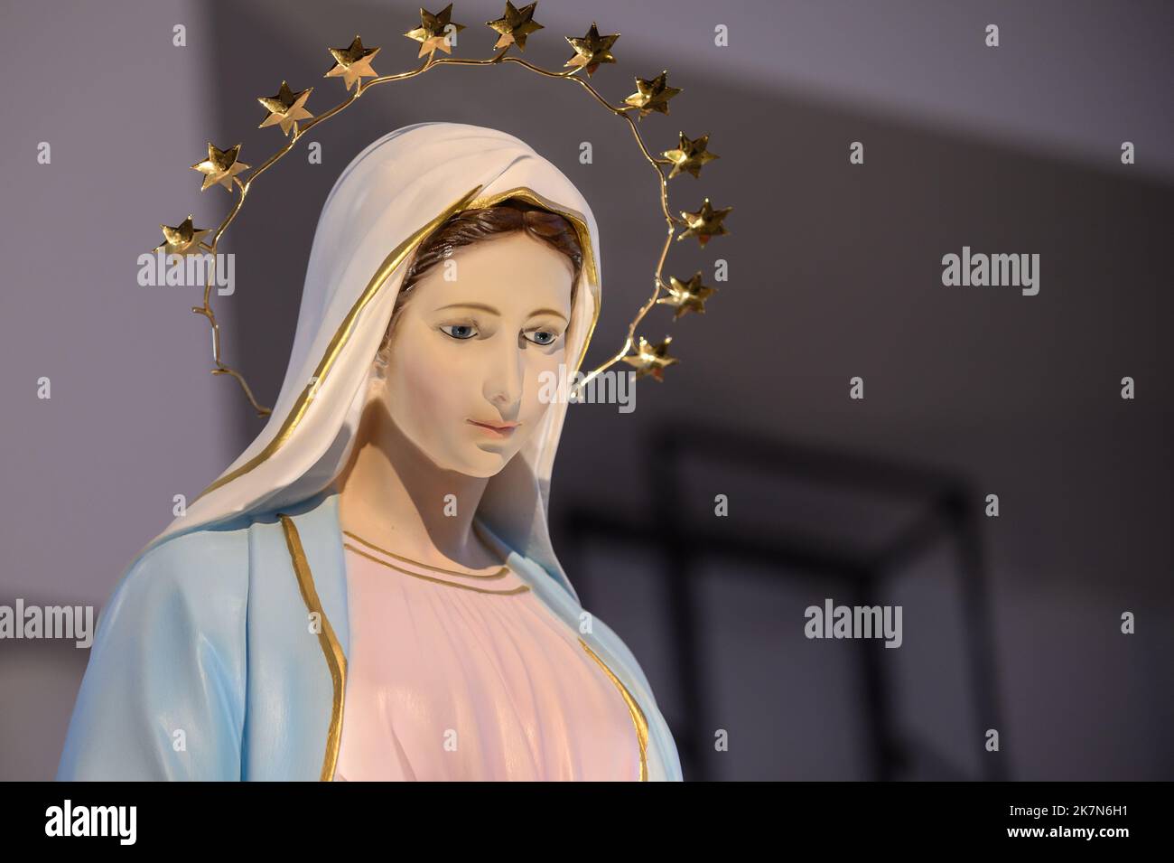 Statua della Vergine Maria nella Chiesa Cattolica Romana di Sant'Elia a Tialjina, Bosnia-Erzegovina. Foto Stock