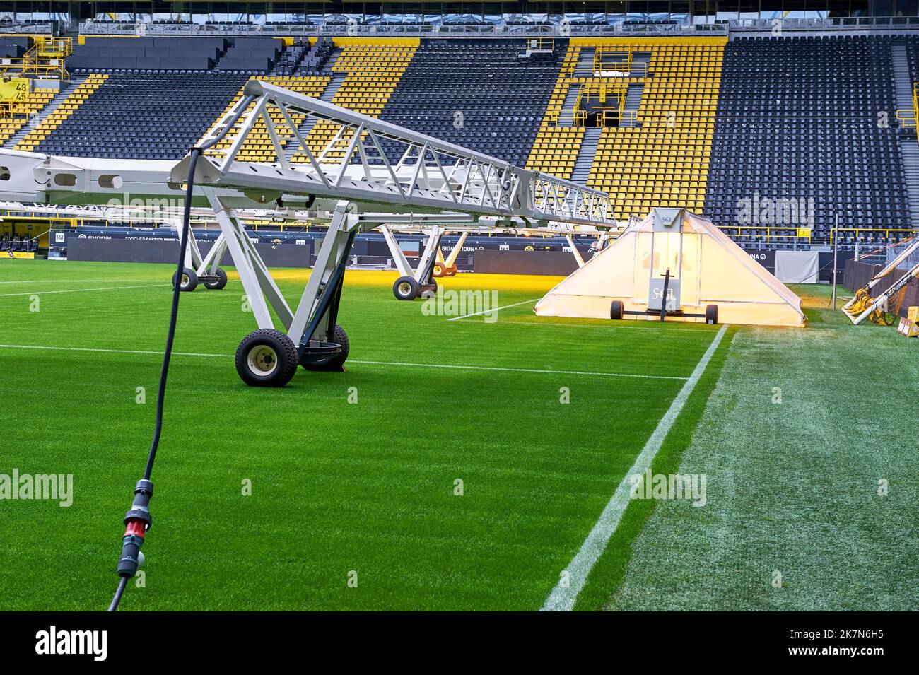 Attrezzature per la cura dell'erba al Signal Iduna Arena - il parco giochi ufficiale del FC Borussia Dortmund Foto Stock