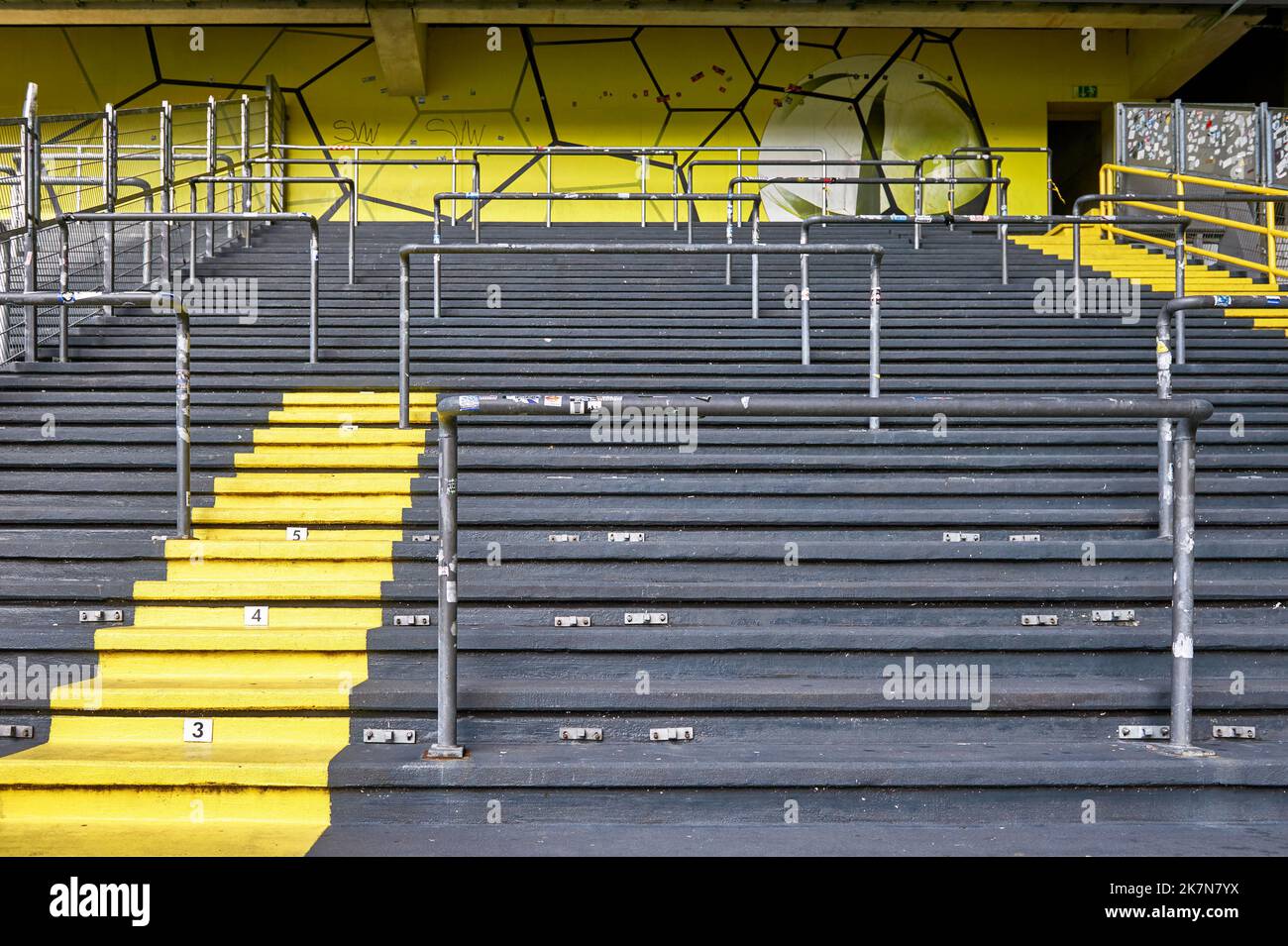 Alla tribuna degli ultraini al Signal Iduna Arena - il parco giochi ufficiale del FC Borussia Dortmund Foto Stock