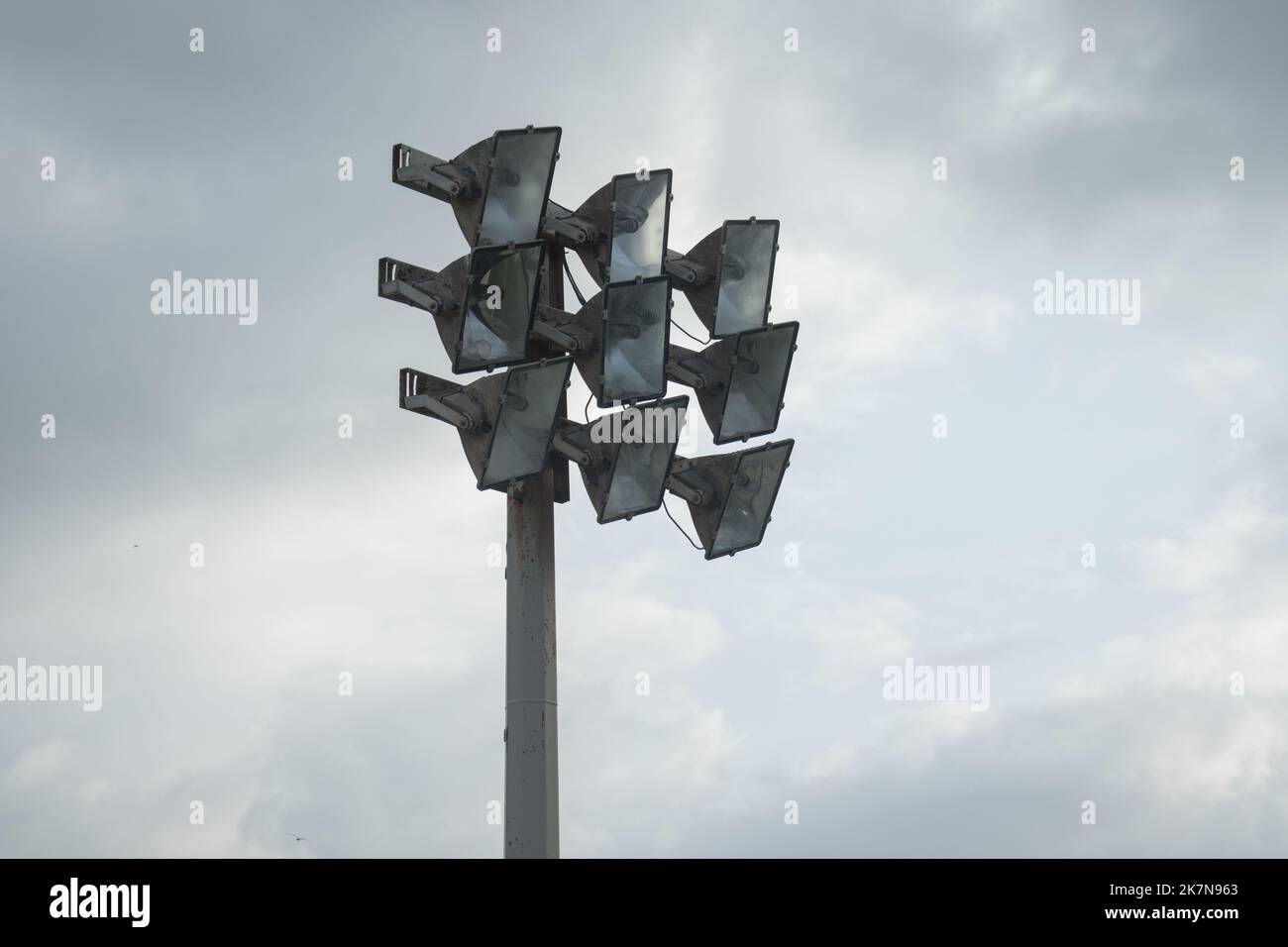 Lo stadio si illumina in una giornata nuvolosa Foto Stock