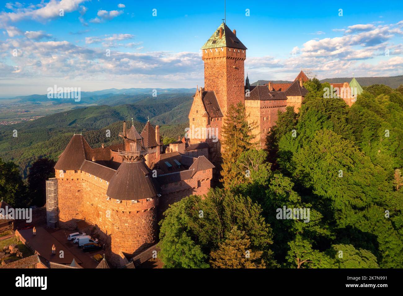 Castello medievale di Chateau du Haut-Koenigsbourg nei Vosgi montagne di Selestat è uno dei principali punti di riferimento storico in Alsazia, Francia Foto Stock