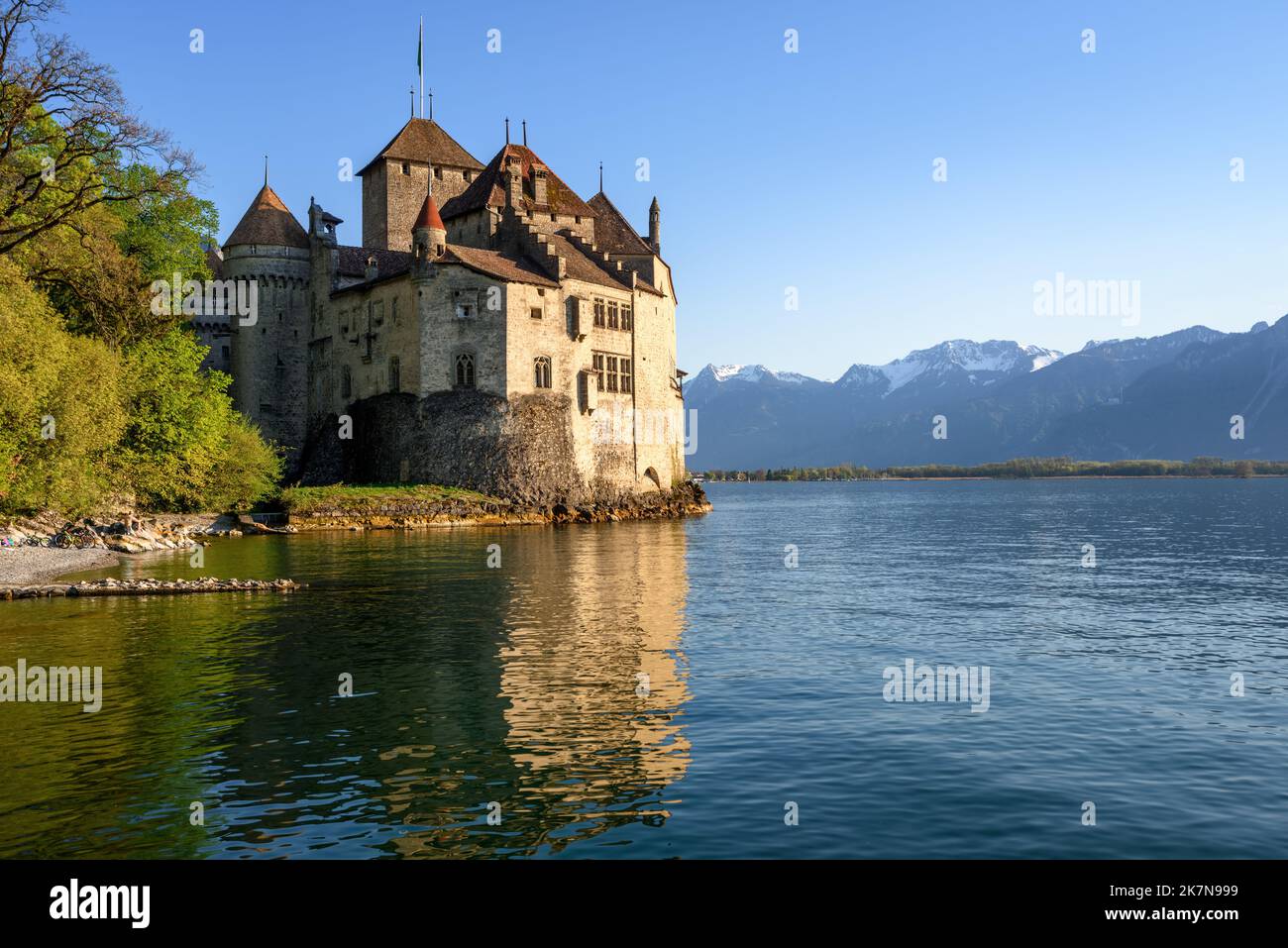 Storico castello di Chillon sul lago di Ginevra, sulle Alpi svizzere, Montreux, Svizzera Foto Stock