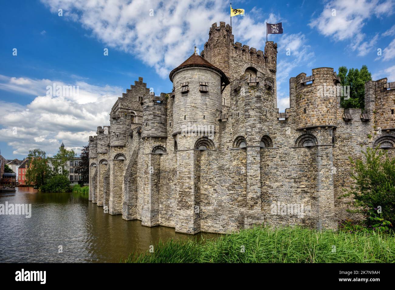 Il castello medievale di Gravensteen, uno dei principali monumenti storici della città di Gand, Belgiumm circondato dal fossato pieno d'acqua Foto Stock