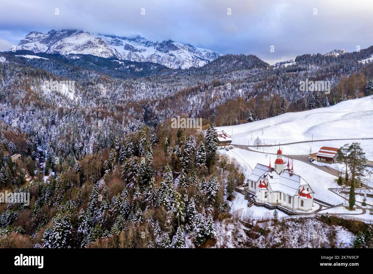 La chiesa di Hergiswald, importante meta storica di pellegrinaggio a Kriens, in Svizzera, sulle montagne innevate delle Alpi svizzere Foto Stock