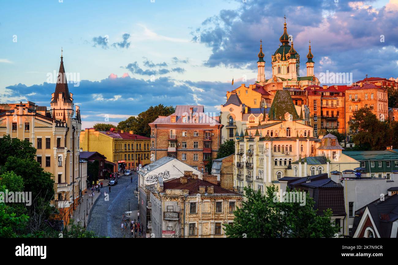 Kiev, Ucraina - 08 luglio 2018: La Chiesa di Sant'Andrea sulla storica Via discendente di Andrea è uno dei più importanti punti di riferimento nella storica Città Vecchia c Foto Stock