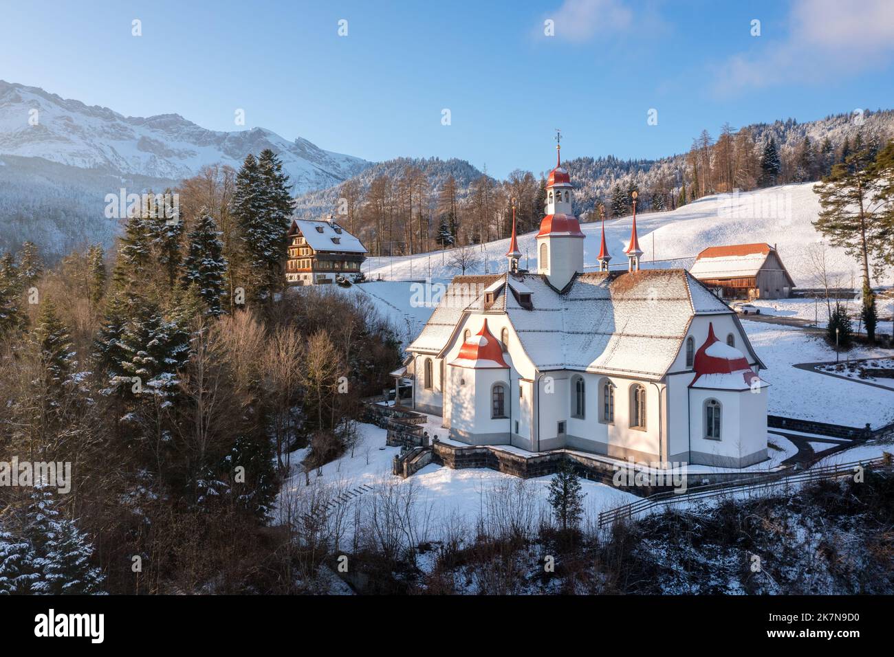 La chiesa di Hergiswald sulle Alpi svizzere, Kriens, Lucerna, è un'importante meta di pellegrinaggio storico in Svizzera Foto Stock