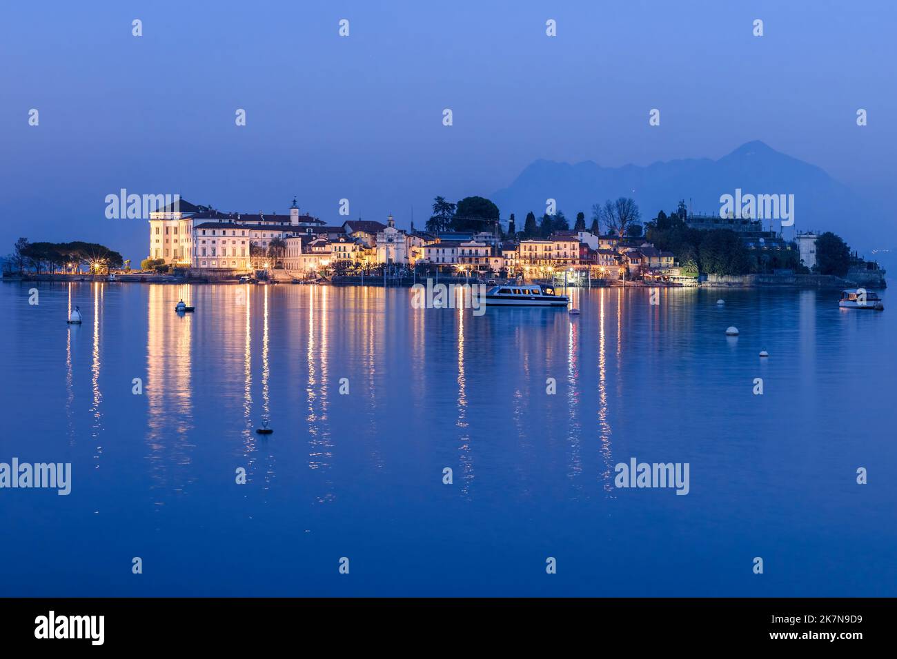Vista panoramica sul lago maggiore con le isole Isola Bella e Isola Madre da Stresa, Italia, di notte Foto Stock