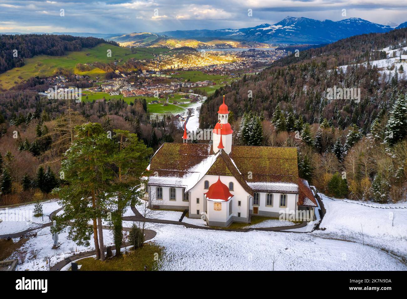 La chiesa di Hergiswald sulle Alpi svizzere, sopra la città di Lucerna, è un'importante meta di pellegrinaggio storico in Svizzera Foto Stock