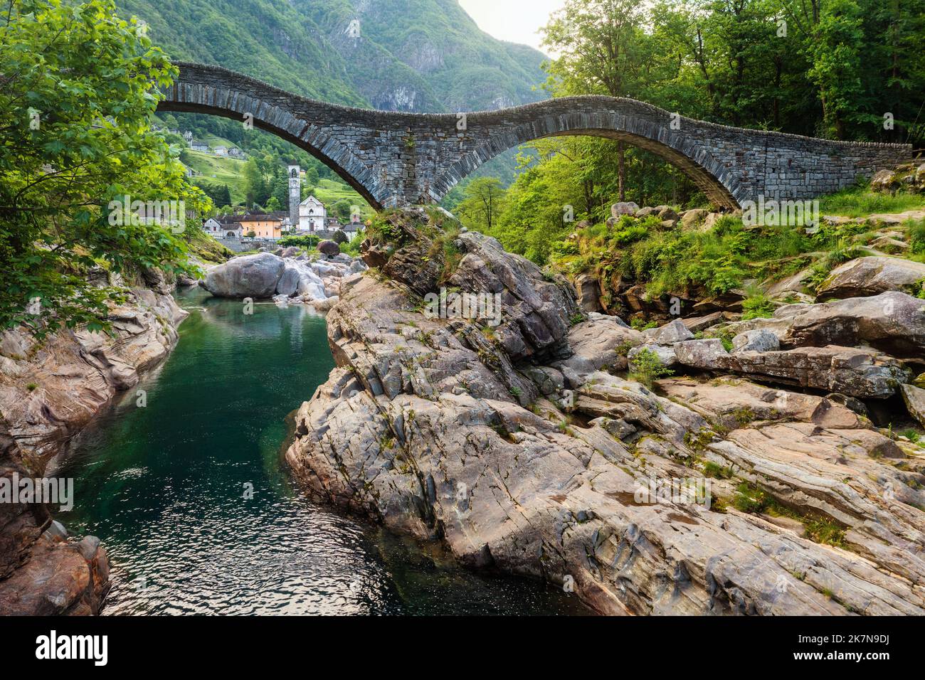 Romantico Ponte dei sali a Lavertezzo, valle della Verzasca sulle Alpi svizzere, Svizzera Foto Stock
