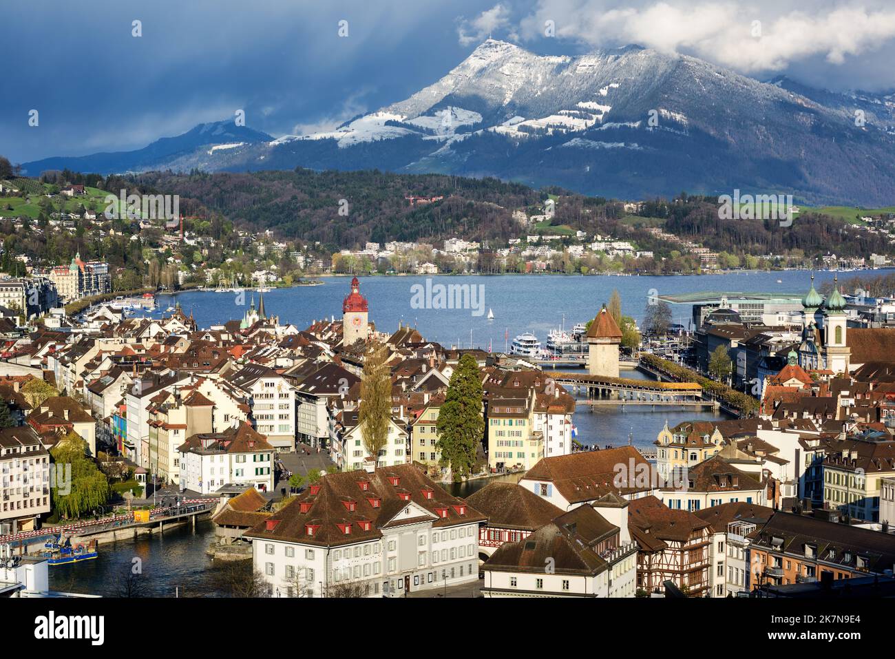 La città vecchia di Lucerna sul lago di Lucerna e il Monte Rigi innevato, le montagne delle Alpi svizzere, la Svizzera Foto Stock