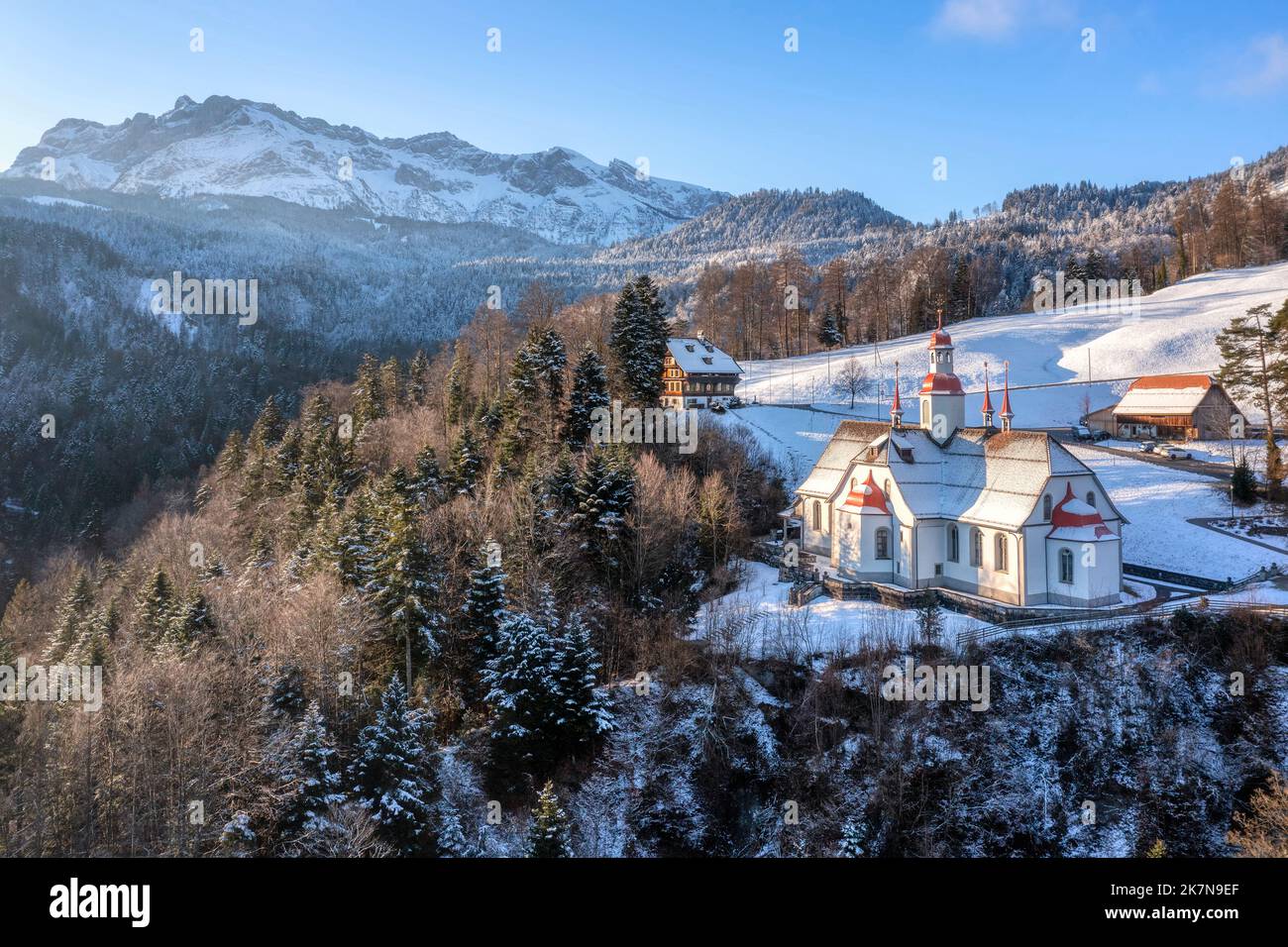 La chiesa di Hergiswald sulle Alpi svizzere, Kriens, Lucerna, è un'importante meta di pellegrinaggio in Svizzera Foto Stock