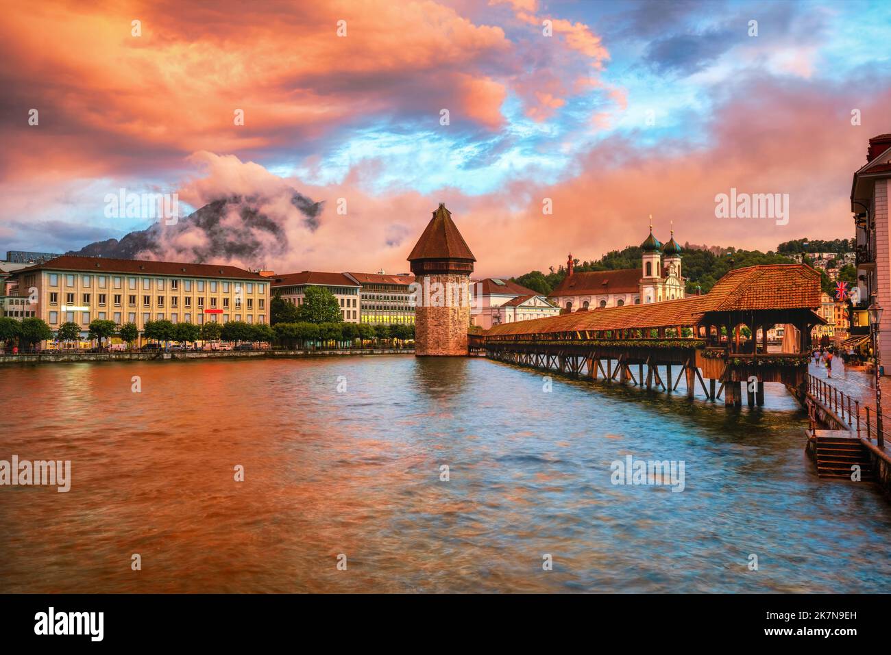 Tramonto spettacolare sul centro storico di Lucerna, sulla Svizzera, sul Lago di Lucerna e sul Monte Pilatus, sulle Alpi svizzere Foto Stock