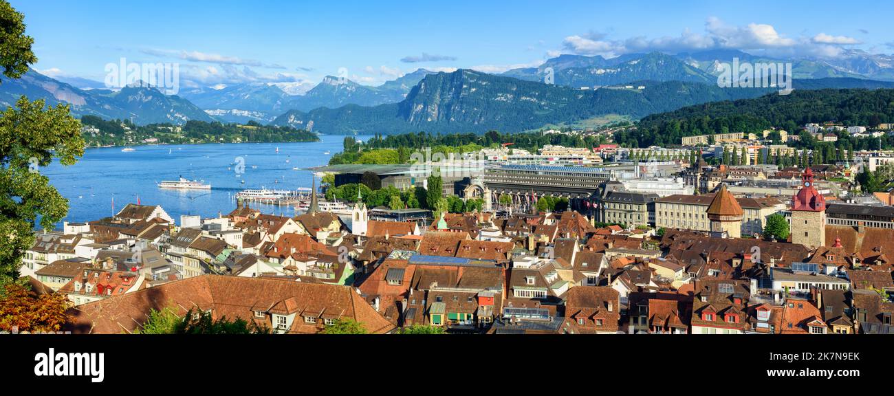 Vista panoramica della città vecchia di Lucerna, del lago di Lucerna e delle montagne delle Alpi svizzere in una giornata di sole estate, in Svizzera Foto Stock