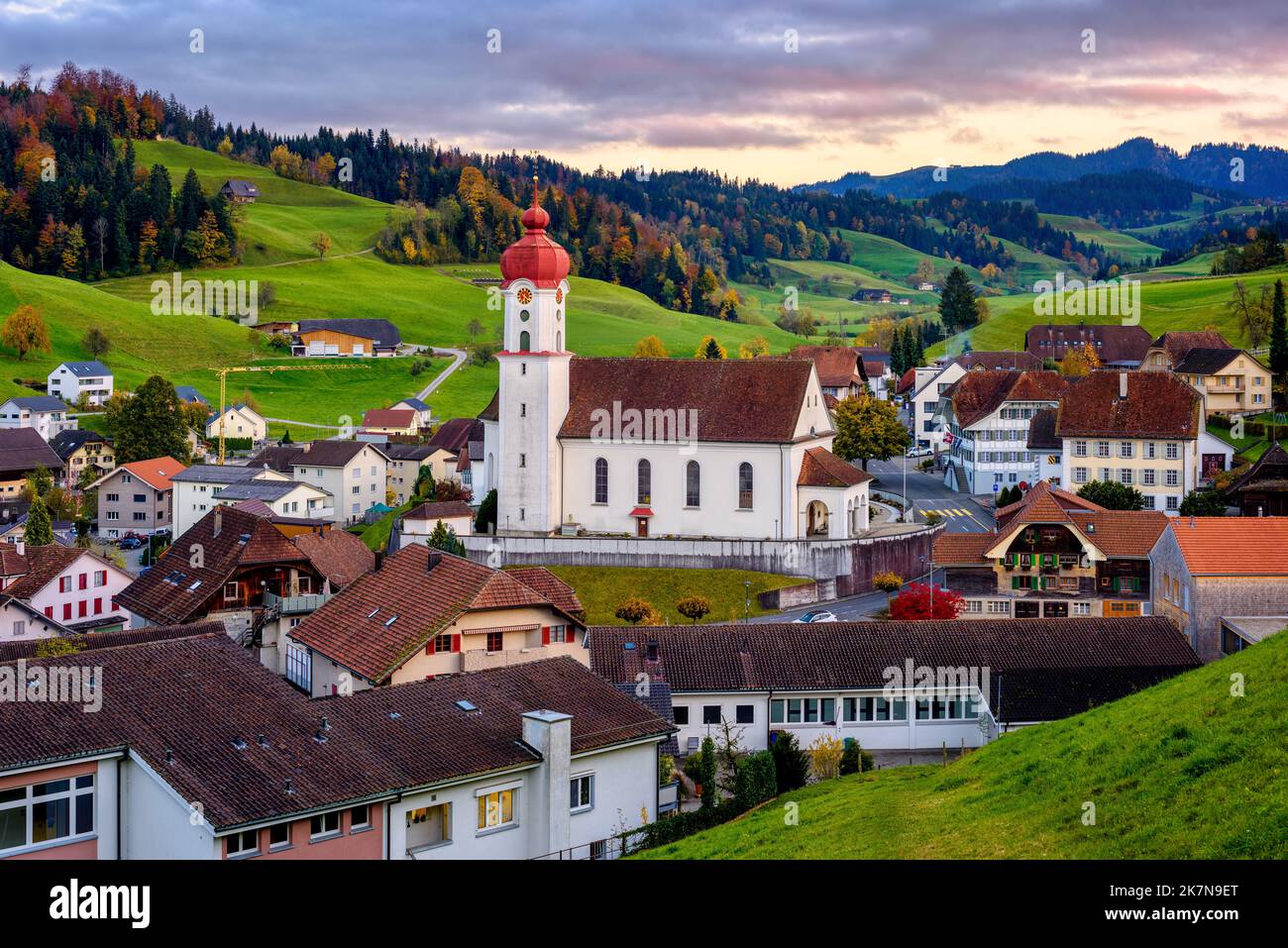 Pittoresco villaggio di Luthern in ligth tramonto, cantone di Lucerna, valle delle Alpi svizzere. Luthern è uno dei più bei villaggi della Svizzera. Foto Stock