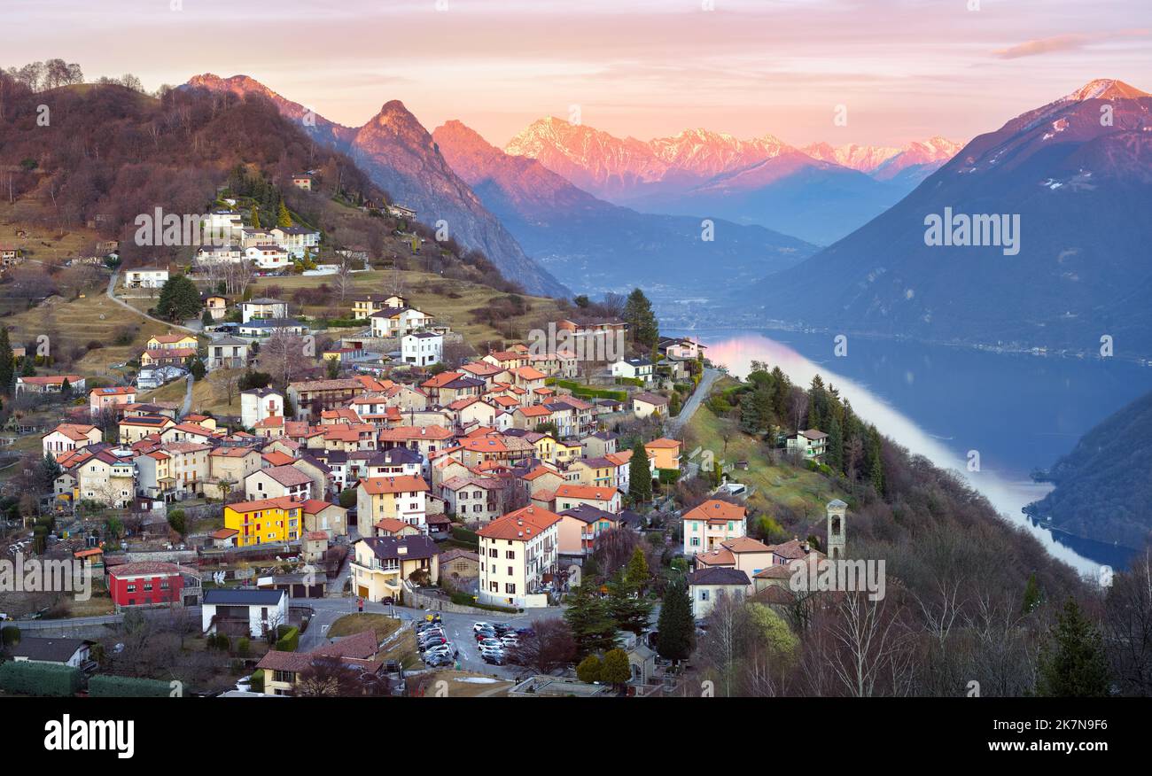Un villaggio alpino sul Monte Bre e sul Lago di Lugano, sulle Alpi svizzere al confine tra la Svizzera e l'Italia Foto Stock