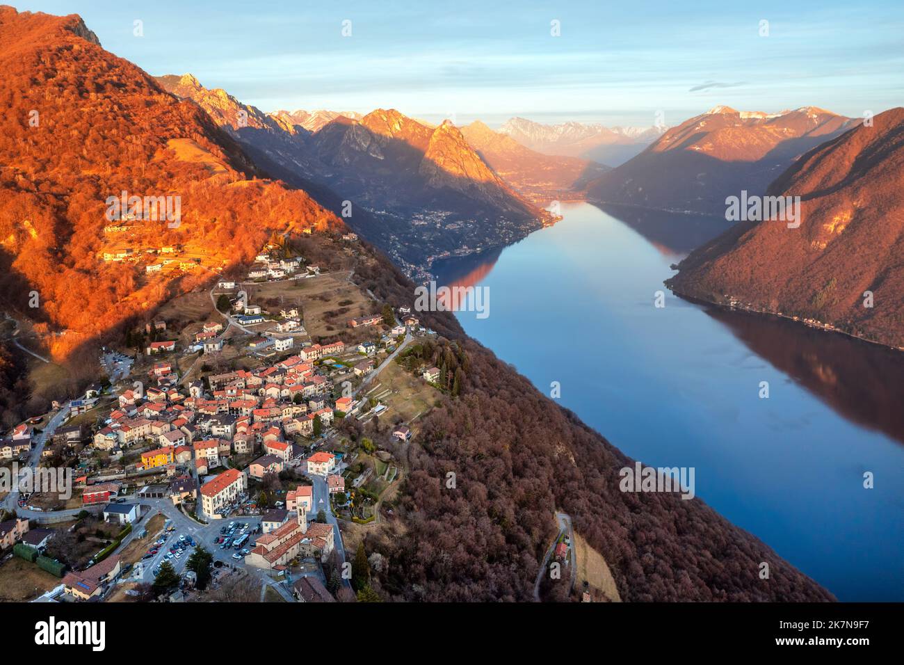 Veduta aerea del tramonto sul Lago di Lugano e sul Monte Bre sulle Alpi svizzere al confine tra Svizzera e Italia Foto Stock
